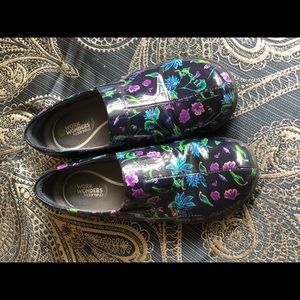 Work Wonders by Dansko nurses shoes